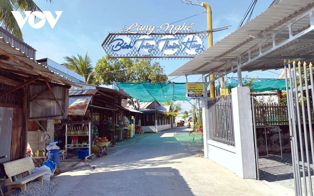 a 200-year-old craft village heats up for tet in mekong delta picture 1