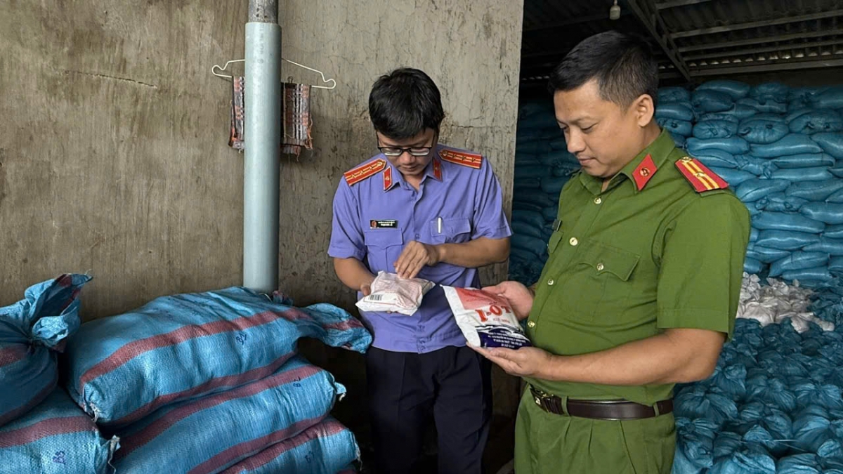 Khởi tố nữ giám đốc công ty sản xuất muối i-ốt giả quy mô lớn