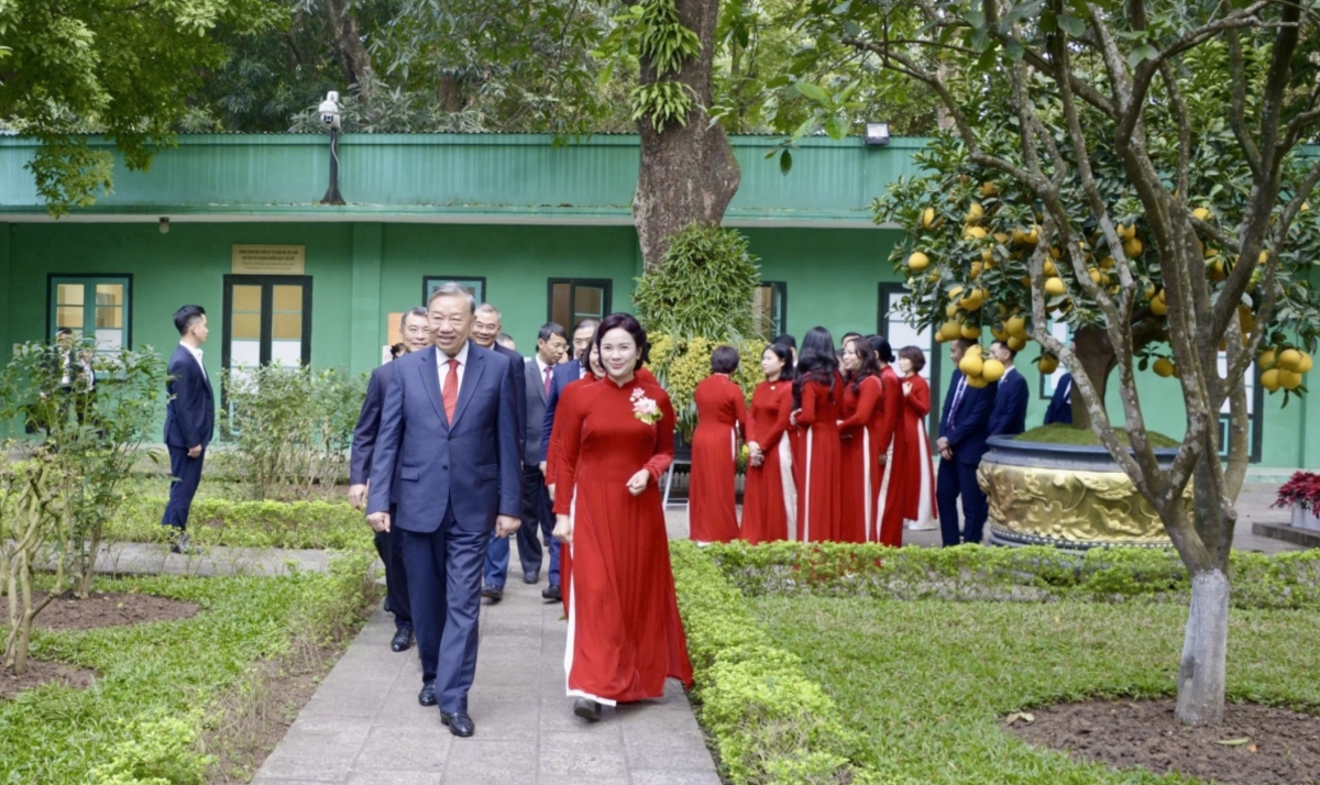 party leader offers incense at thang long imperial citadel and house 67 picture 10