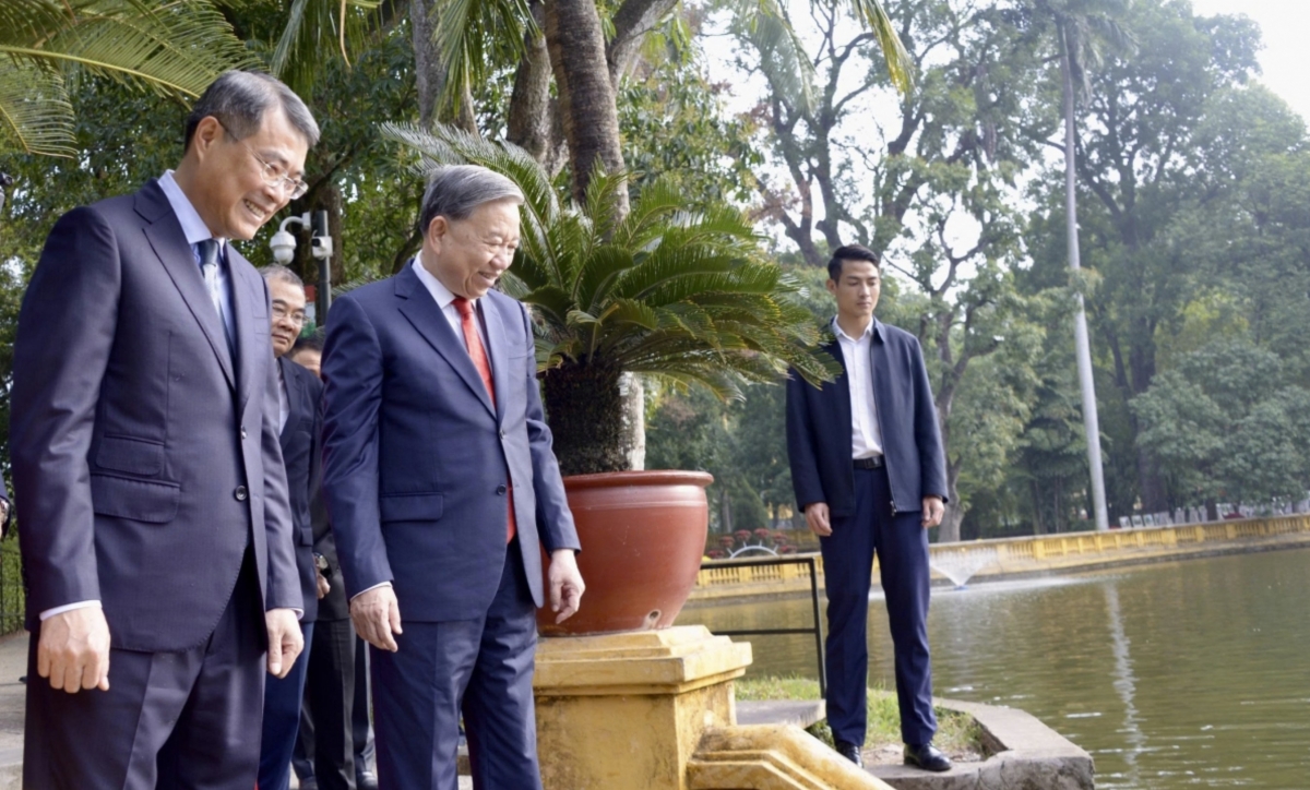 party leader offers incense at thang long imperial citadel and house 67 picture 11
