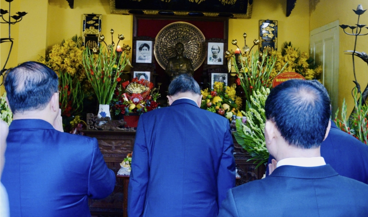 party leader offers incense at thang long imperial citadel and house 67 picture 13