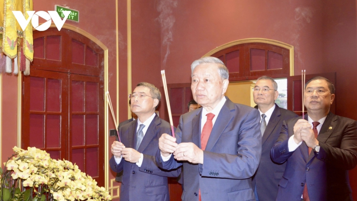 party leader offers incense at thang long imperial citadel and house 67 picture 1