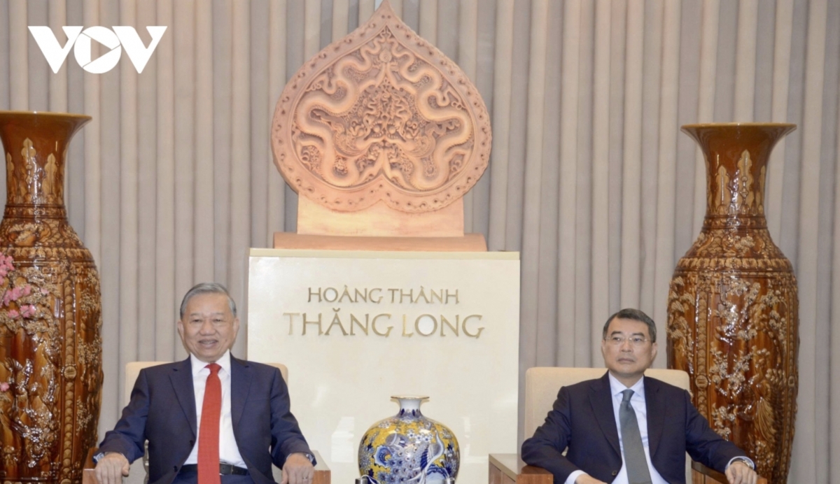 party leader offers incense at thang long imperial citadel and house 67 picture 3