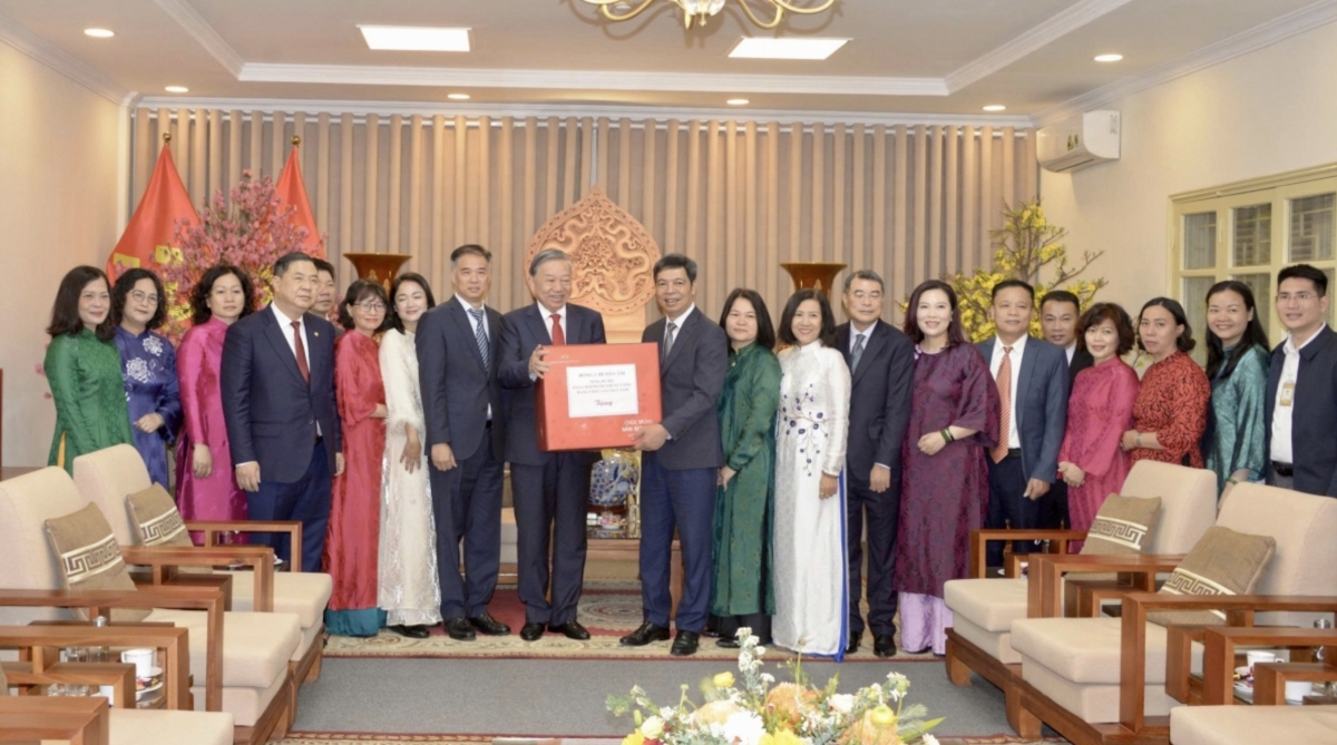 party leader offers incense at thang long imperial citadel and house 67 picture 4