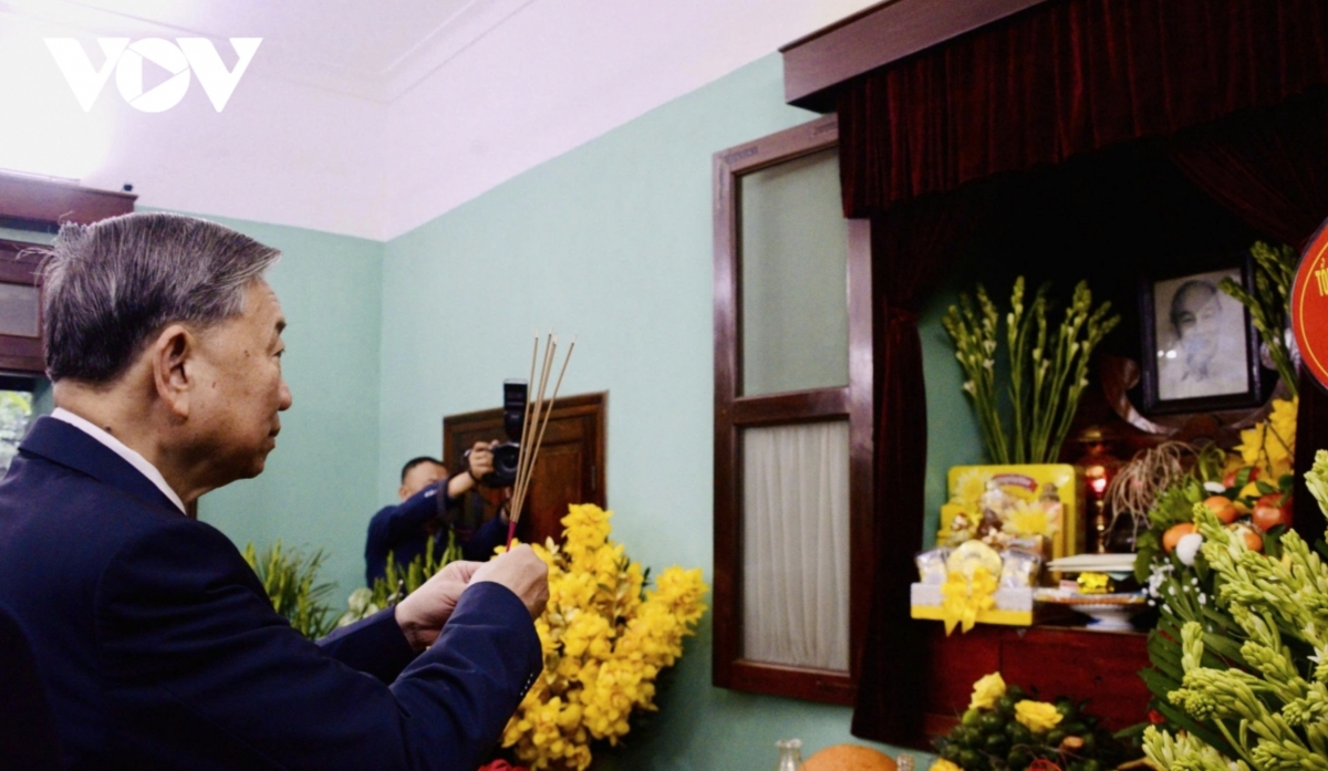 party leader offers incense at thang long imperial citadel and house 67 picture 5
