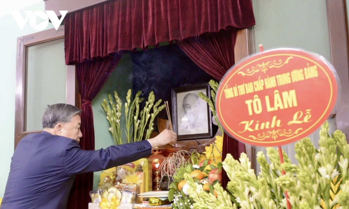 party leader offers incense at thang long imperial citadel and house 67 picture 6