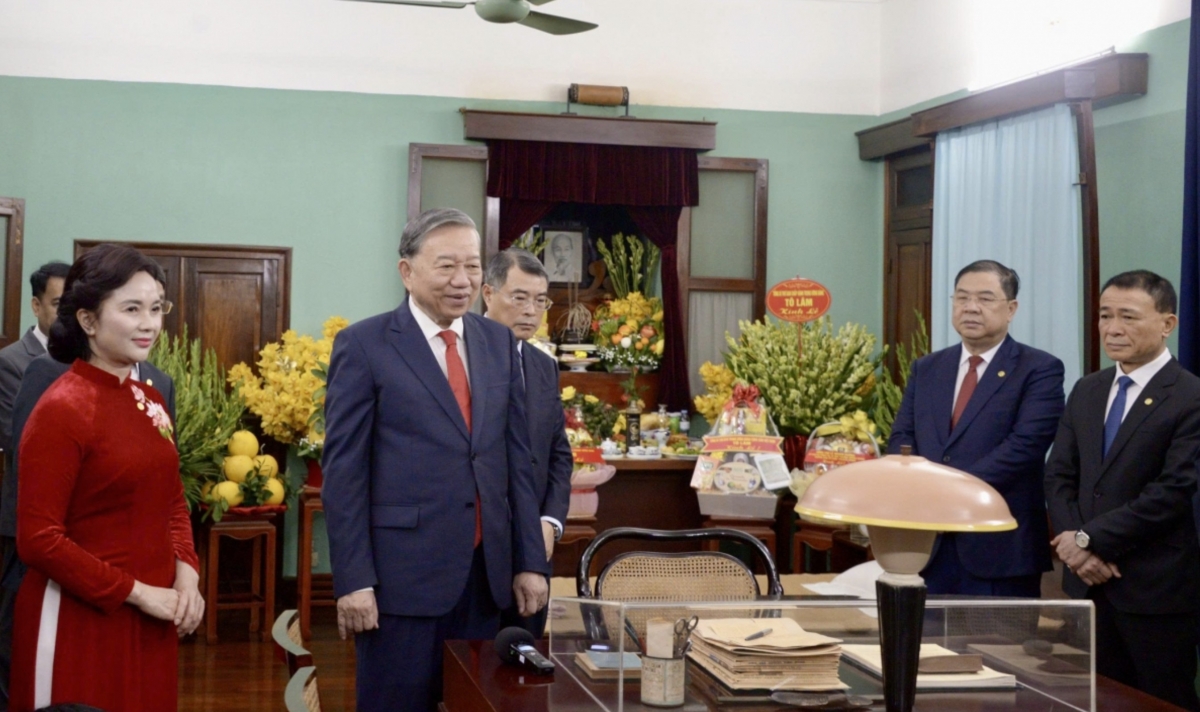 party leader offers incense at thang long imperial citadel and house 67 picture 7