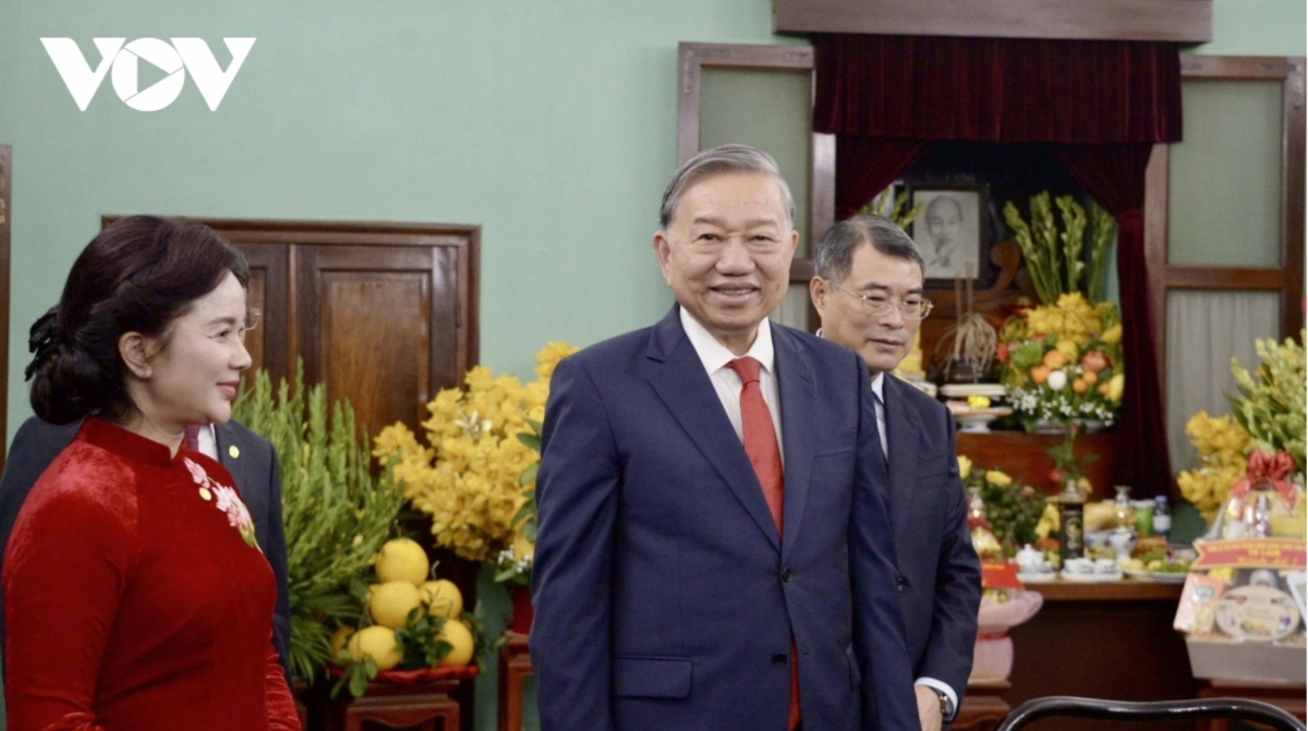 party leader offers incense at thang long imperial citadel and house 67 picture 8