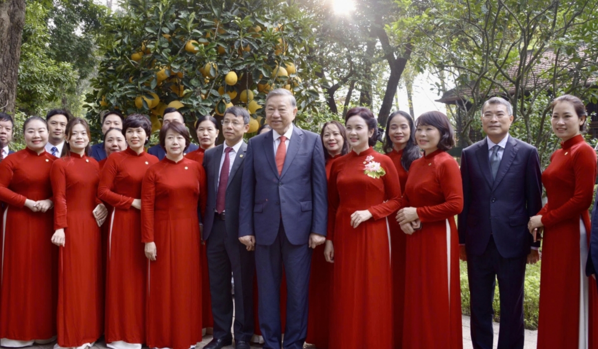 party leader offers incense at thang long imperial citadel and house 67 picture 9