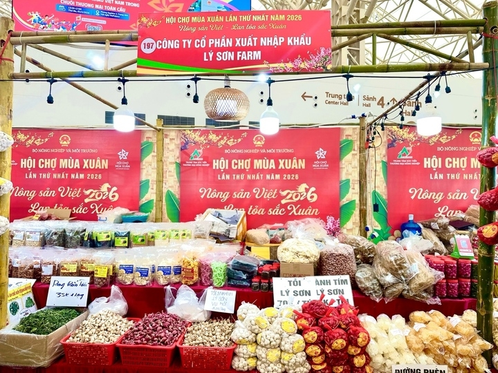 Bỏ túi hàng trăm triệu tại Hội chợ Mùa Xuân vì khách mê tỏi cô đơn Lý Sơn