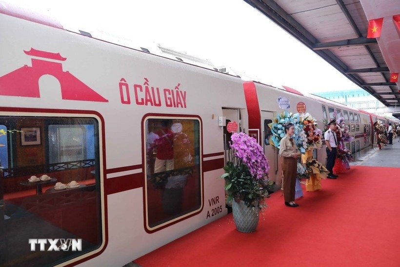 australian writer shares impressions of hanoi s five city gates tourist train picture 1