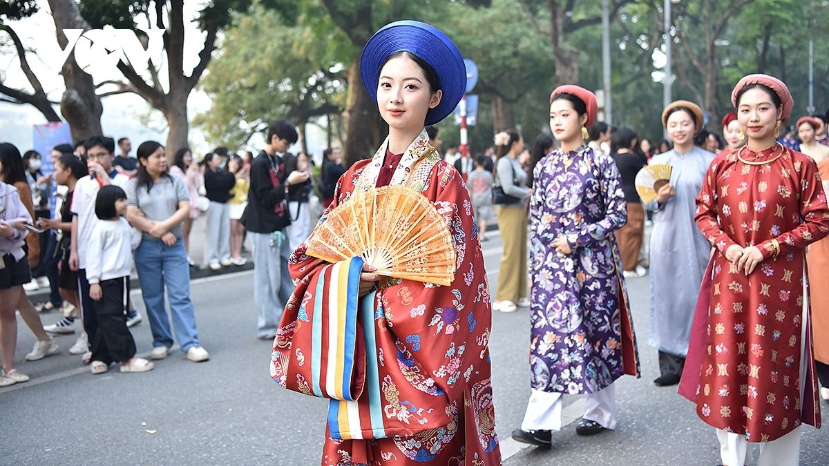 traditional attire finds new life in modern cultural landscape picture 4