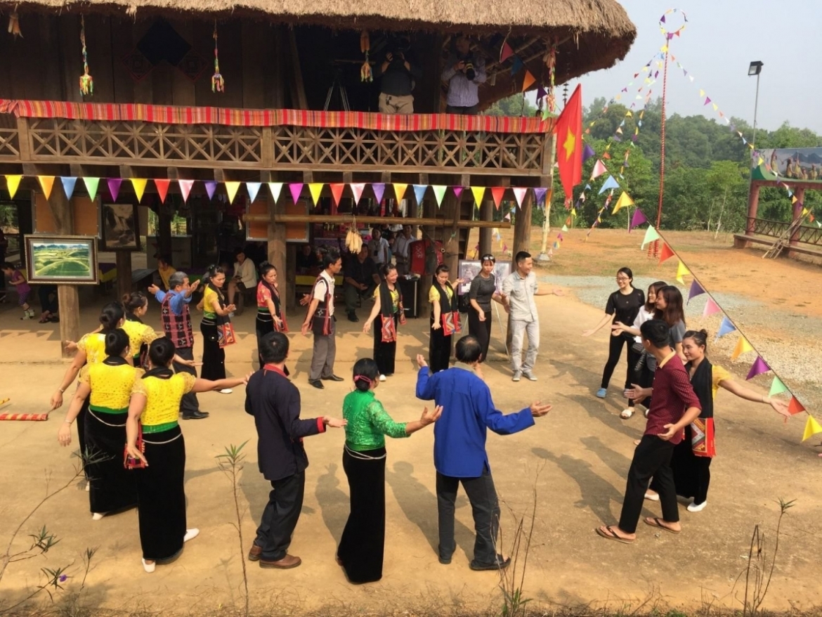  xuan que huong - bai ca ket doan cua cac dan toc anh em hinh anh 3