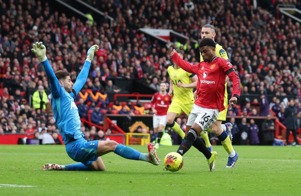 ket qua ngoai hang anh hom nay 7 2 mu danh bai tottenham, noi dai mach thang hinh anh 14