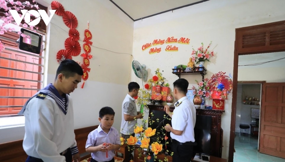 bringing early spring to truong sa picture 11