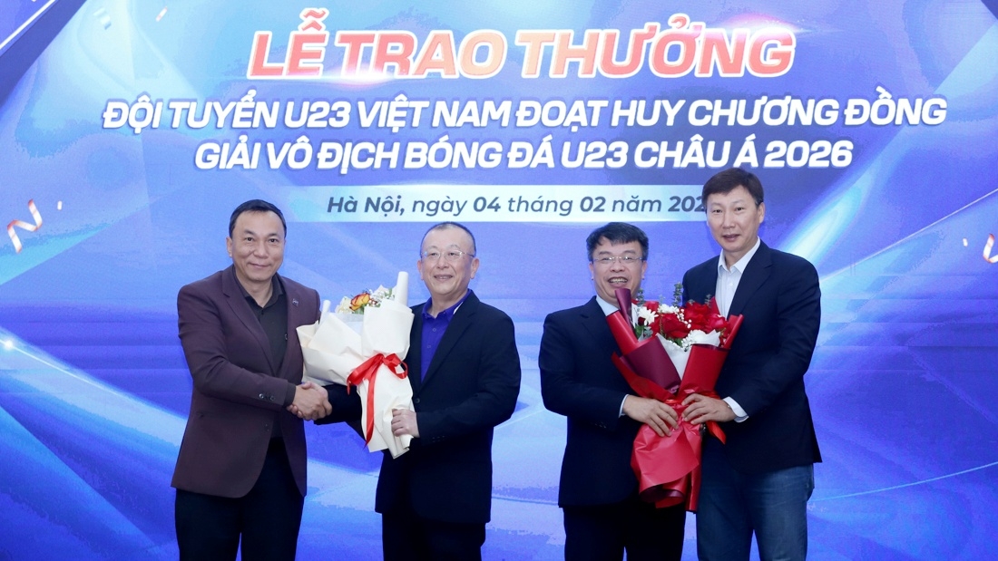 hlv kim sang sik cung u23 viet nam nhan thuong lon hinh anh 1