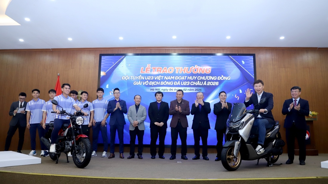 hlv kim sang sik cung u23 viet nam nhan thuong lon hinh anh 2