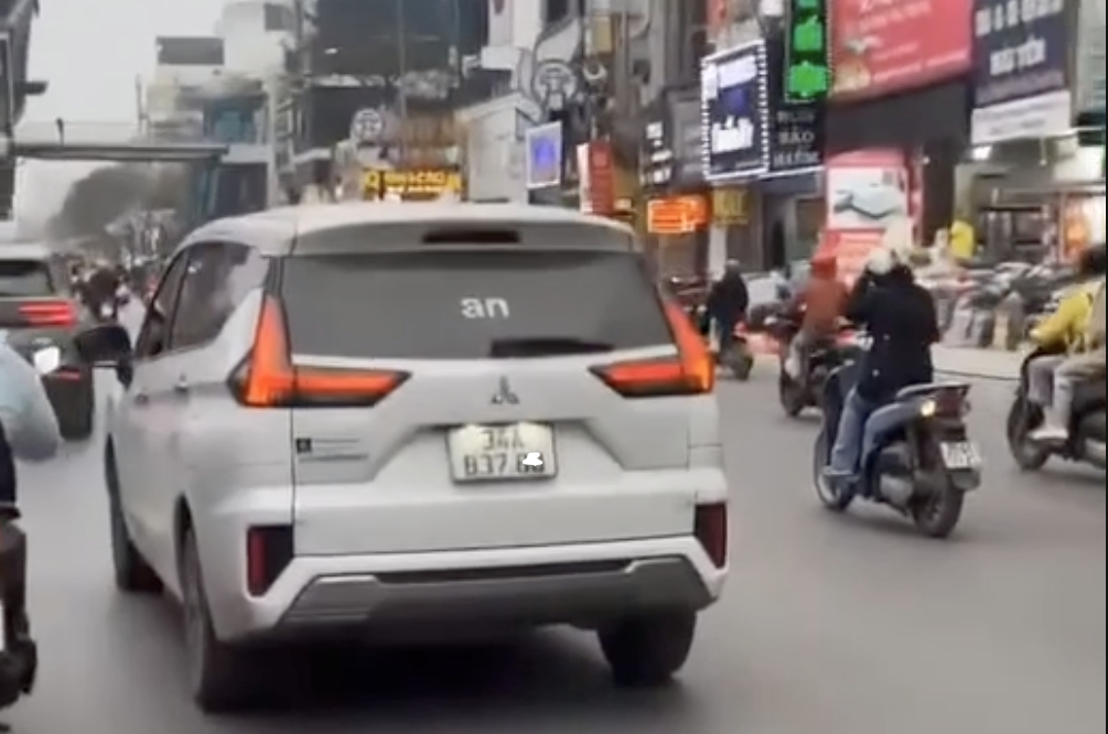 Ô tô có bảng đèn led hiện dòng chữ xúc phạm công an, tài xế nói do bị "hack"