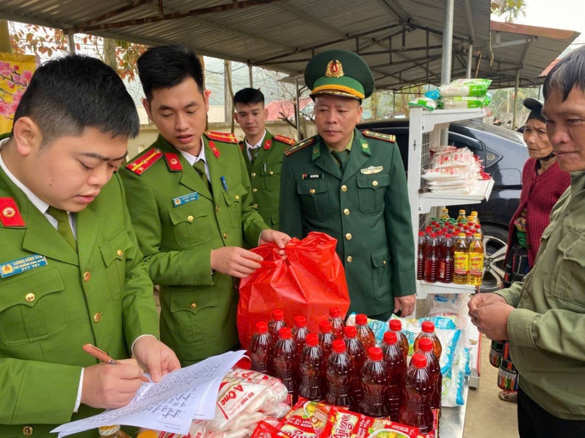 nhung phien cho 0 dong noi phen giau to quoc - gieo mam yeu thuong giua dai ngan hinh anh 3