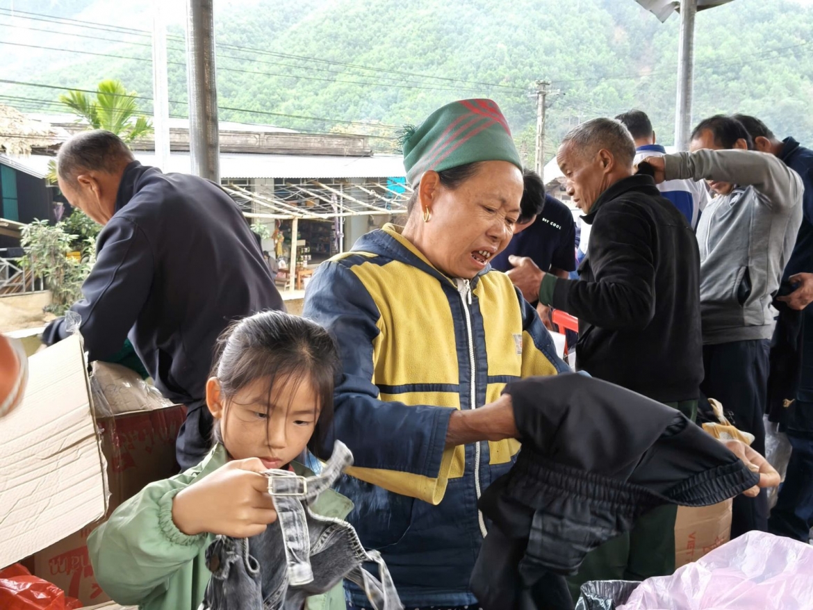 nhung phien cho 0 dong noi phen giau to quoc - gieo mam yeu thuong giua dai ngan hinh anh 1