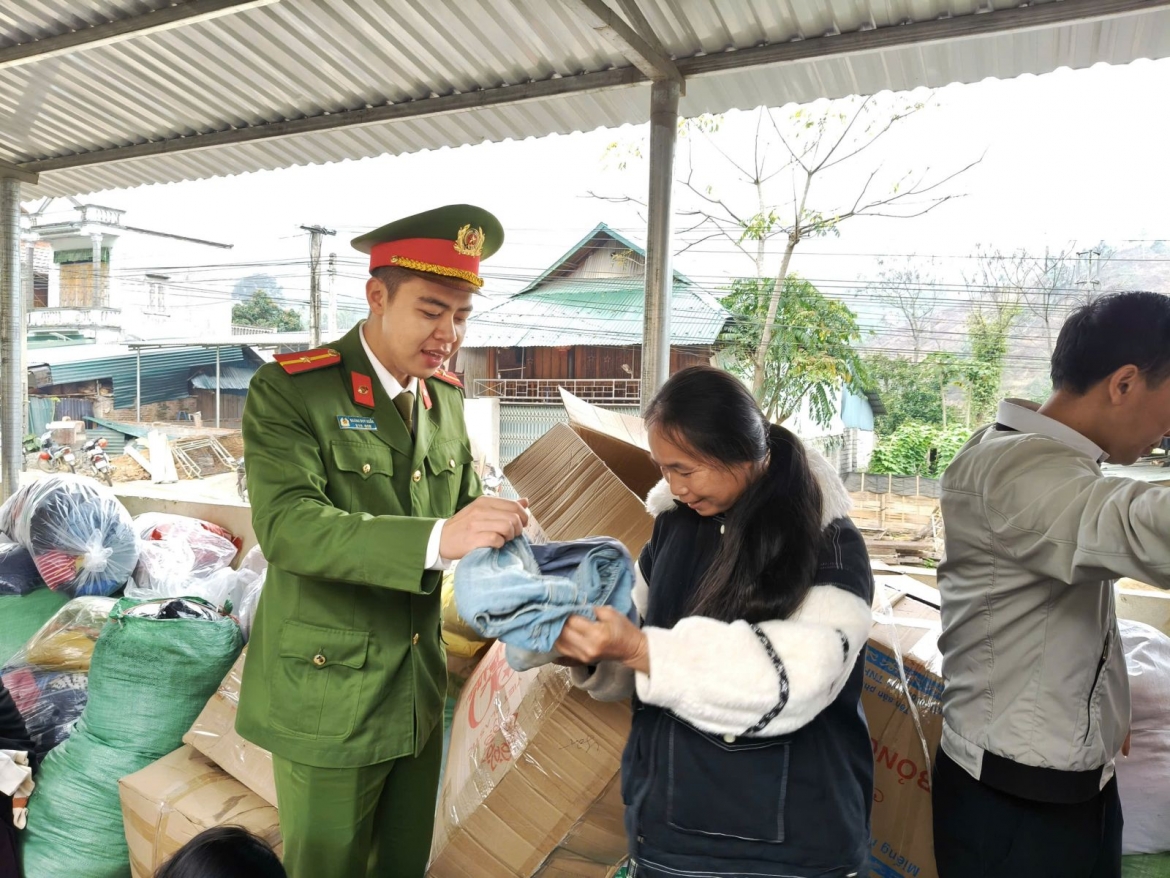 nhung phien cho 0 dong noi phen giau to quoc - gieo mam yeu thuong giua dai ngan hinh anh 2