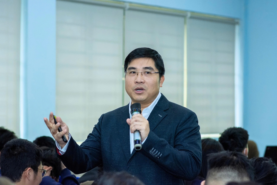 sinh vien btec hoc tap cung chuyen gia ai hinh anh 2