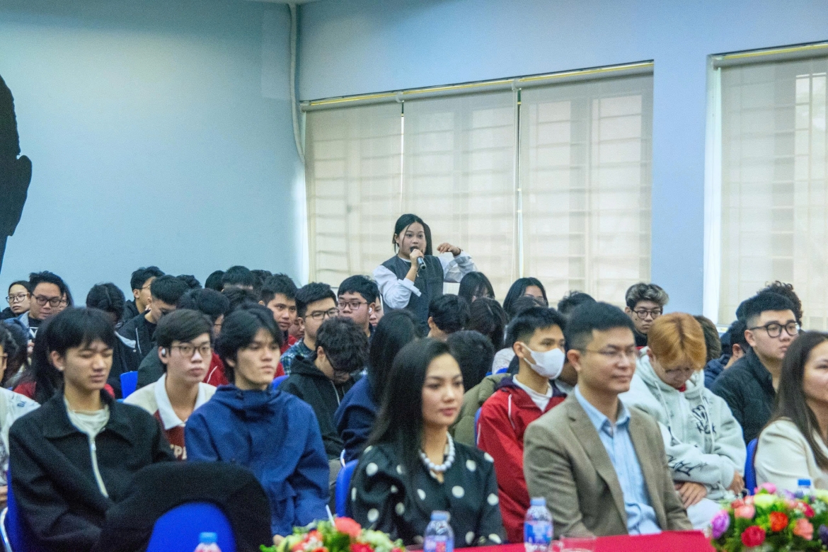 sinh vien btec hoc tap cung chuyen gia ai hinh anh 3