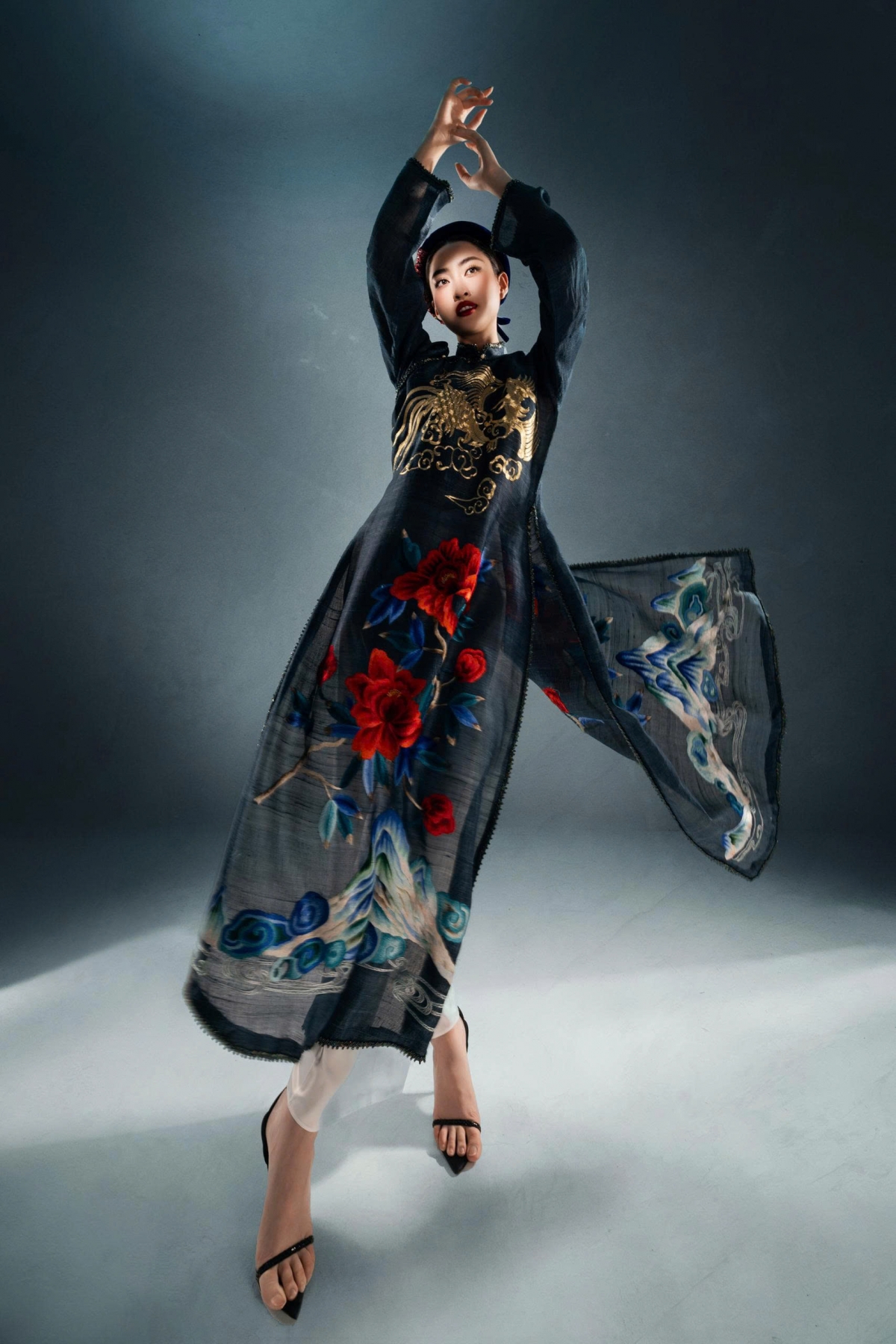 NTK Vũ Việt Hà - Người bền bỉ giữ hồn áo dài Việt