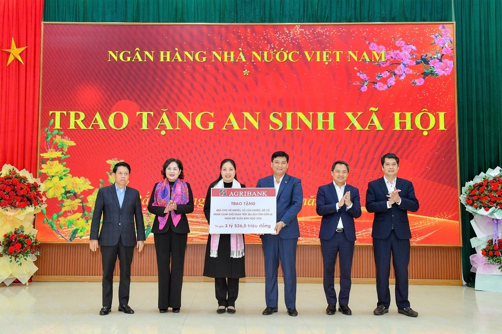 Agribank chung tay cùng ngành Ngân hàng mang Tết ấm đến vùng sâu, vùng xa của Tổ quốc