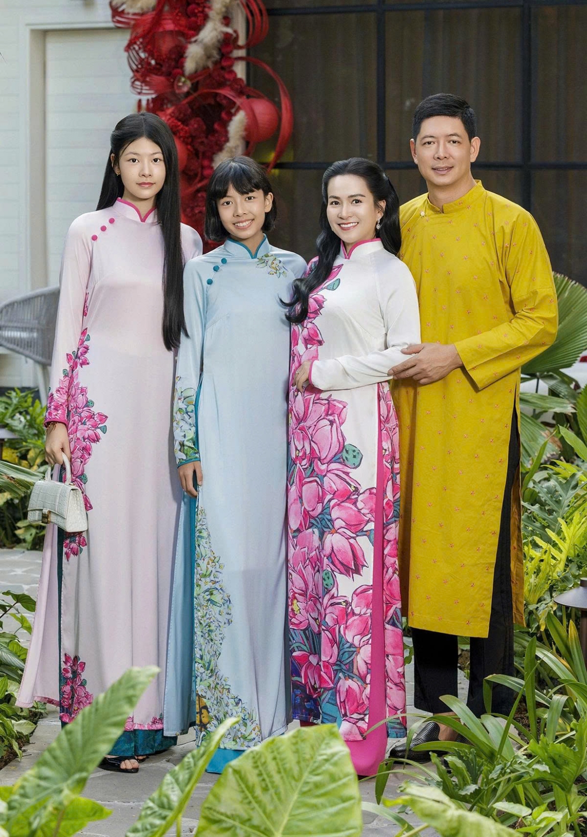 sao viet 13 2 hoa hau khanh van cung chong di cho hoa ngay giap tet hinh anh 2