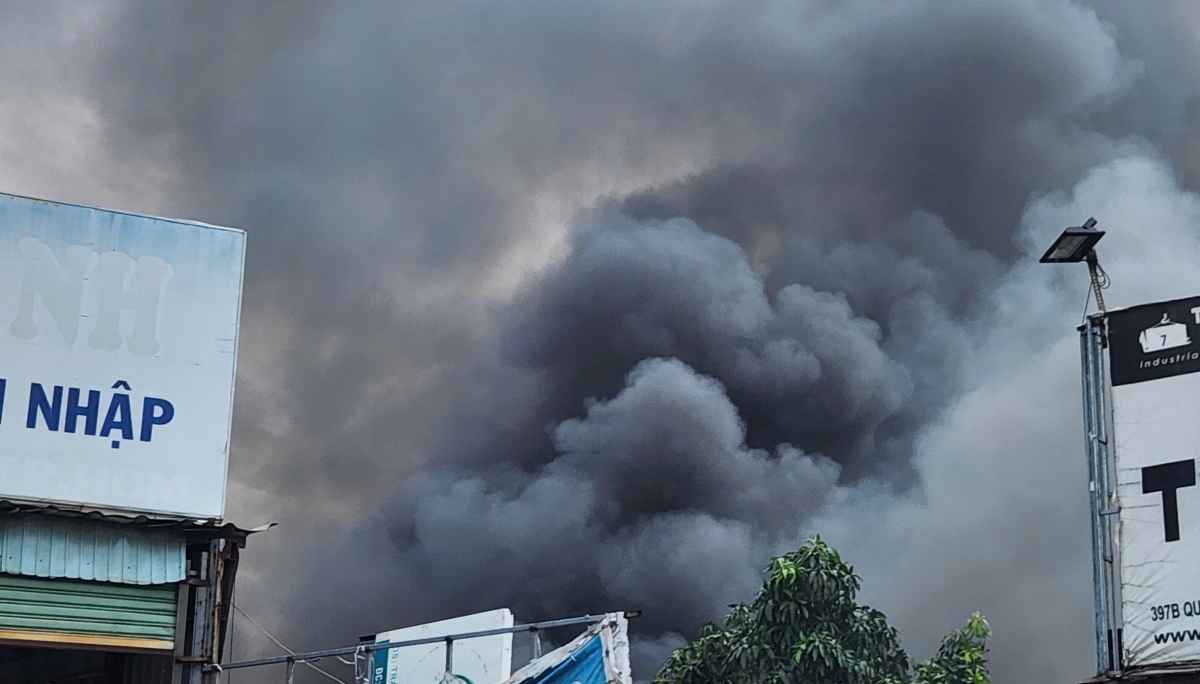 Cháy lớn nhà dân ở TP.HCM, khói đen bốc cao hàng chục mét