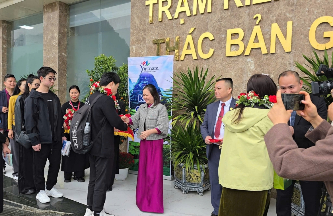 no nuc du xuan, don tet tai cac diem den du lich trong ca nuoc hinh anh 1