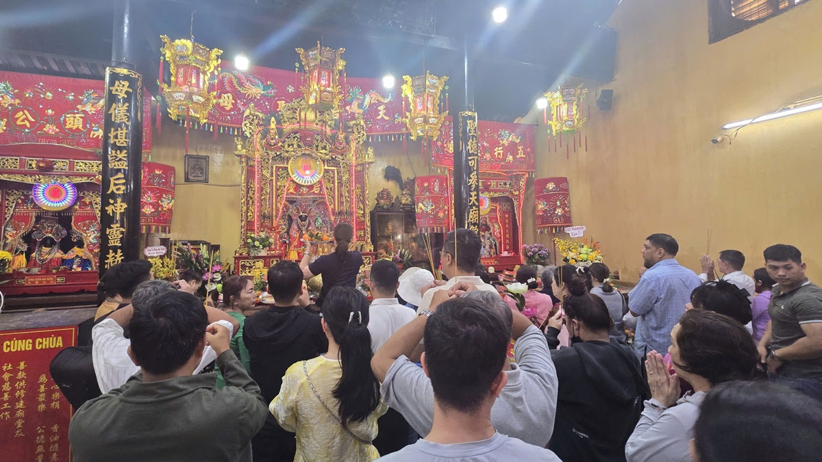 Miếu Bà Thiên Hậu ở Bình Dương cũ đón hơn 200.000 lượt khách dịp đầu năm