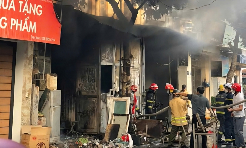 ha noi chay lon do no cau dao dien hinh anh 2