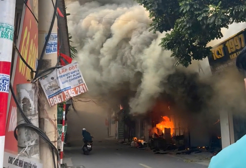 ha noi chay lon do no cau dao dien hinh anh 1
