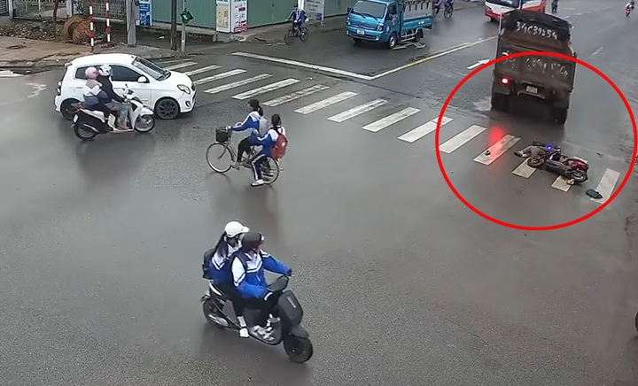 Xe tải tông xe máy điện, hai bà cháu bị thương vong ở Hải Phòng