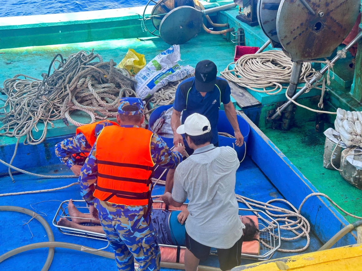 nha gian dk1 11 cap cuu kip thoi ngu dan nghi tai bien tren bien hinh anh 1