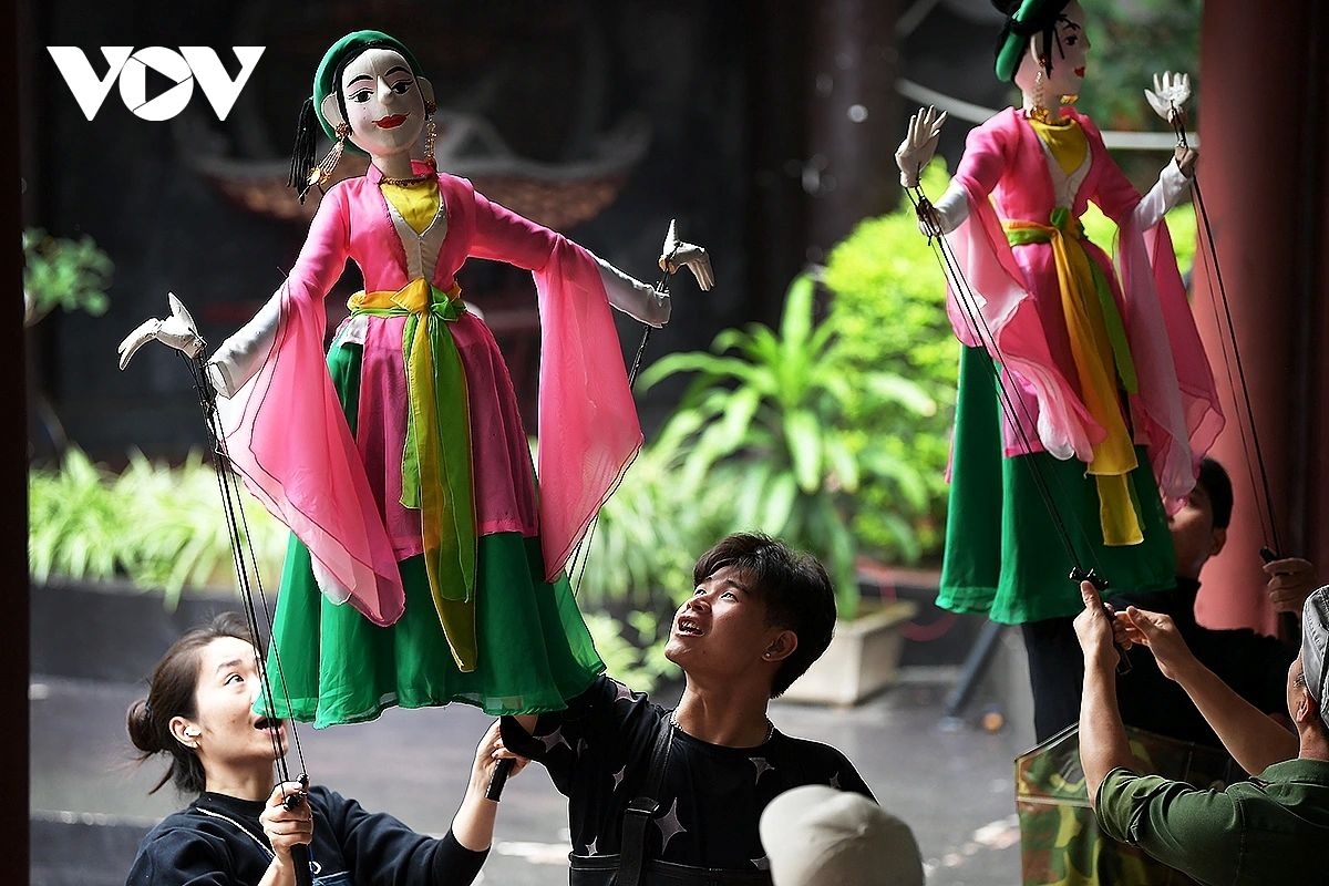 dancing on water a new experiment by puppet performers picture 1