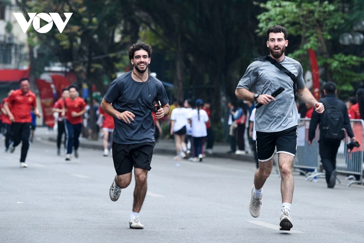 over 1.2 million join largest-ever olympic run for public health in vietnam picture 10