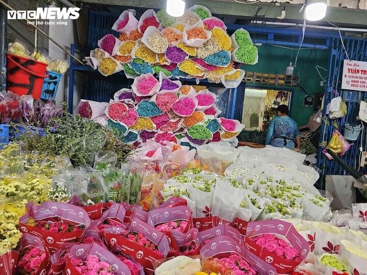 rose prices spike before march 8, traders fear unsold stock picture 10