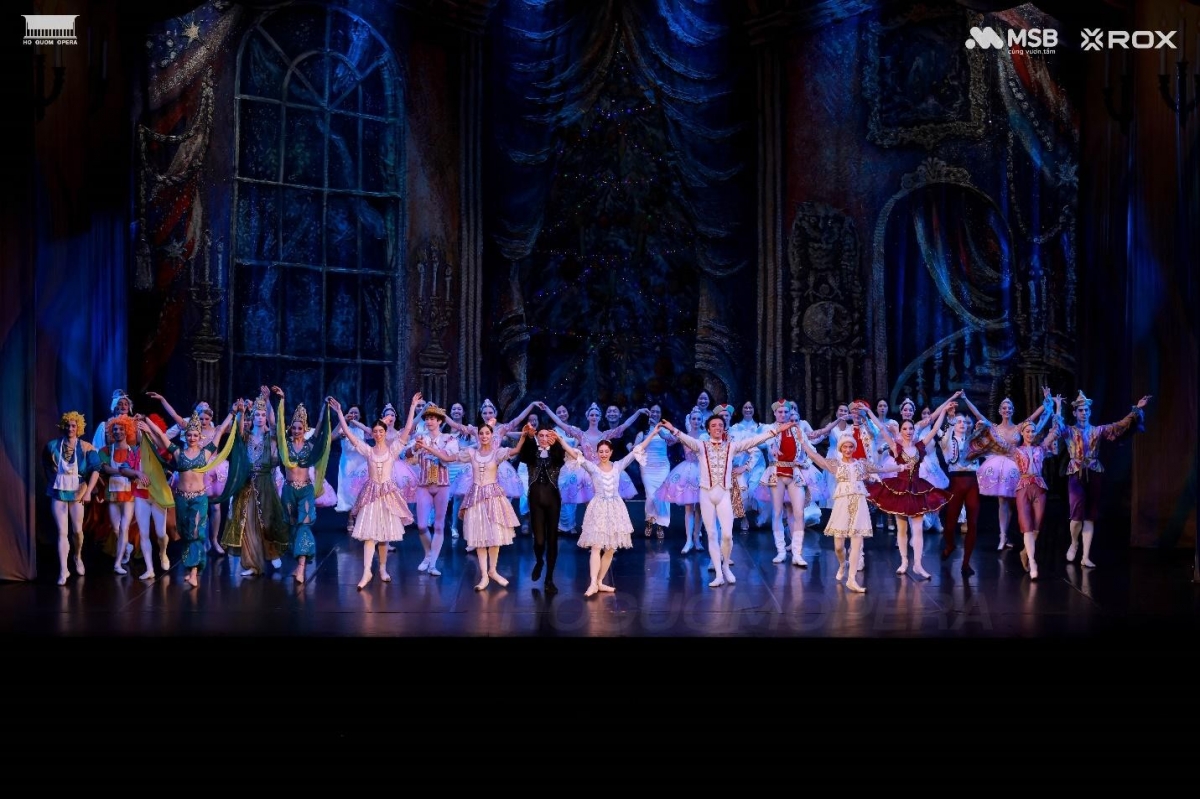 the gioi co tich ruc ro cua kep hat de tren san khau nha hat ho guom hinh anh 10