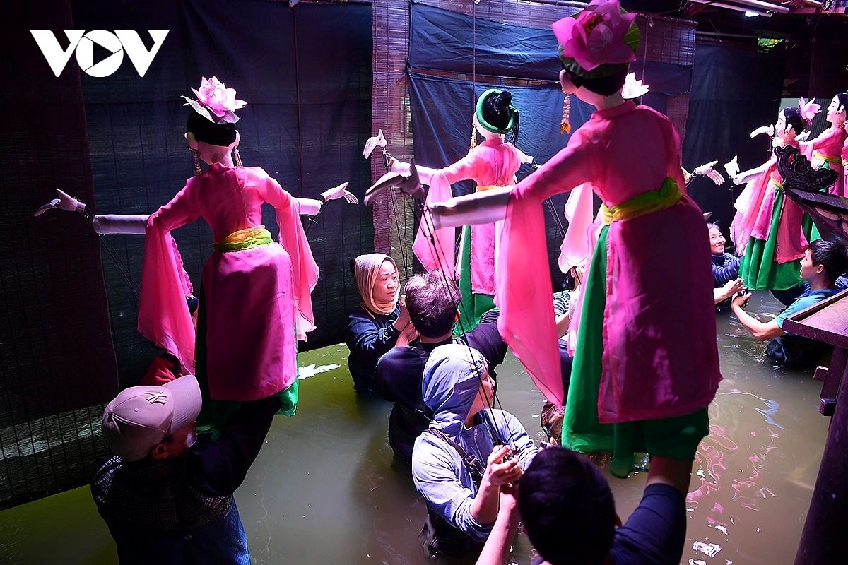 dancing on water a new experiment by puppet performers picture 11