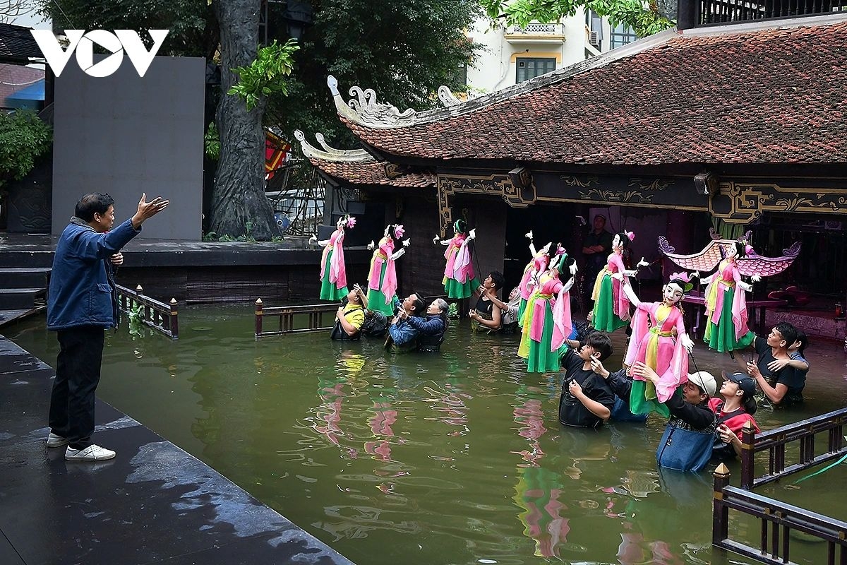 dancing on water a new experiment by puppet performers picture 12