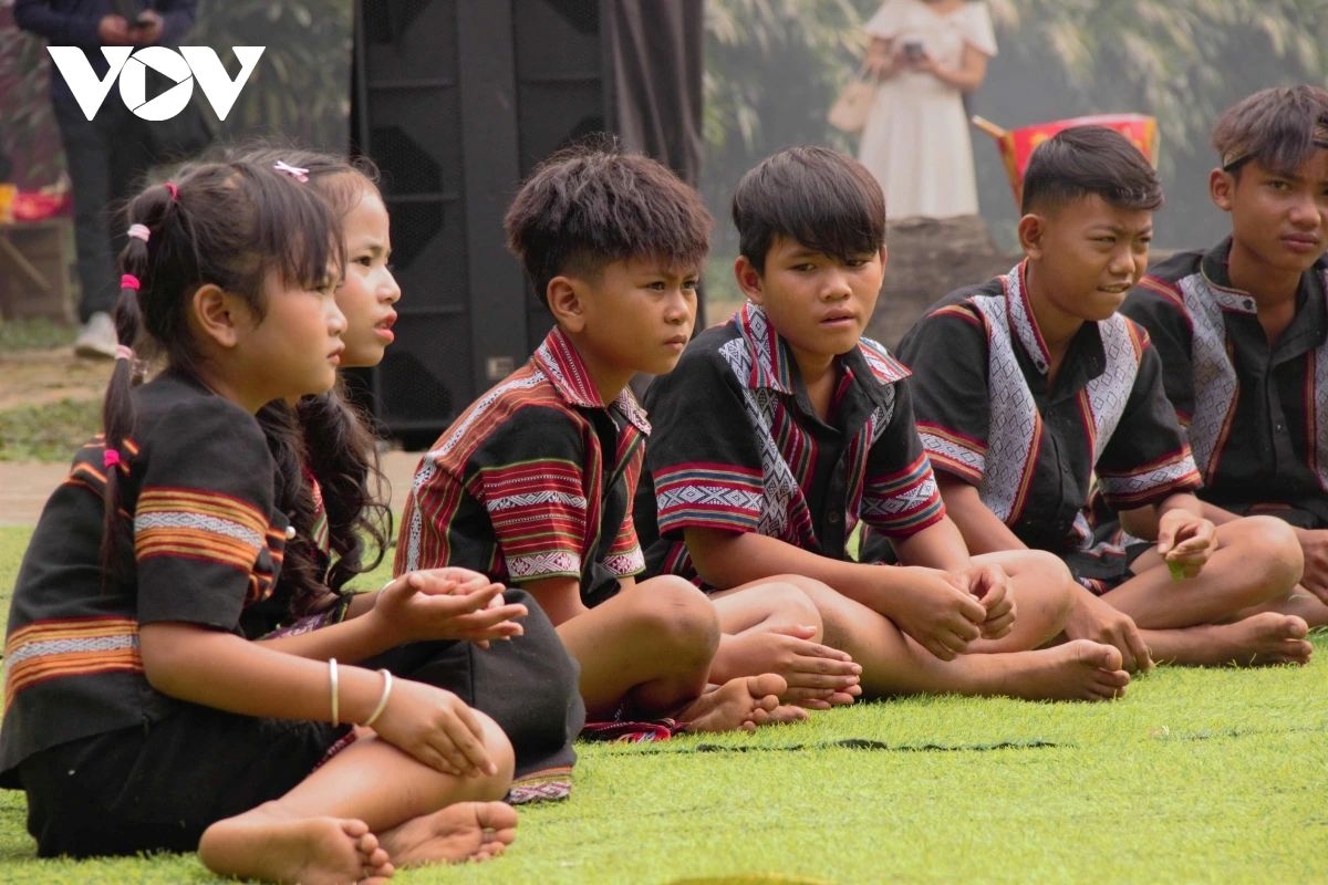 traditional s tieng spring blessing ritual brought to life in the capital picture 12