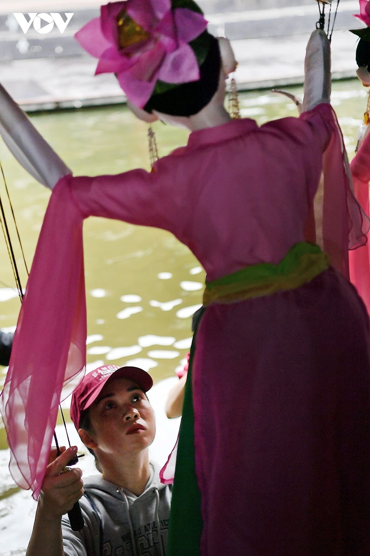 dancing on water a new experiment by puppet performers picture 13