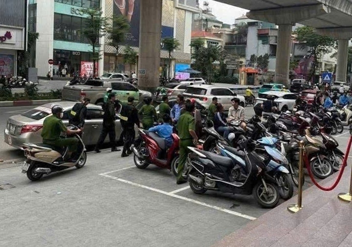 luc luong cong an xuat hien tai cac tru so bao tin minh chau tai ha noi hinh anh 3