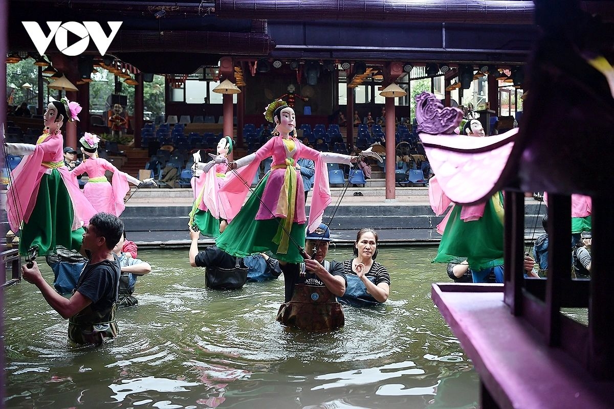 dancing on water a new experiment by puppet performers picture 14