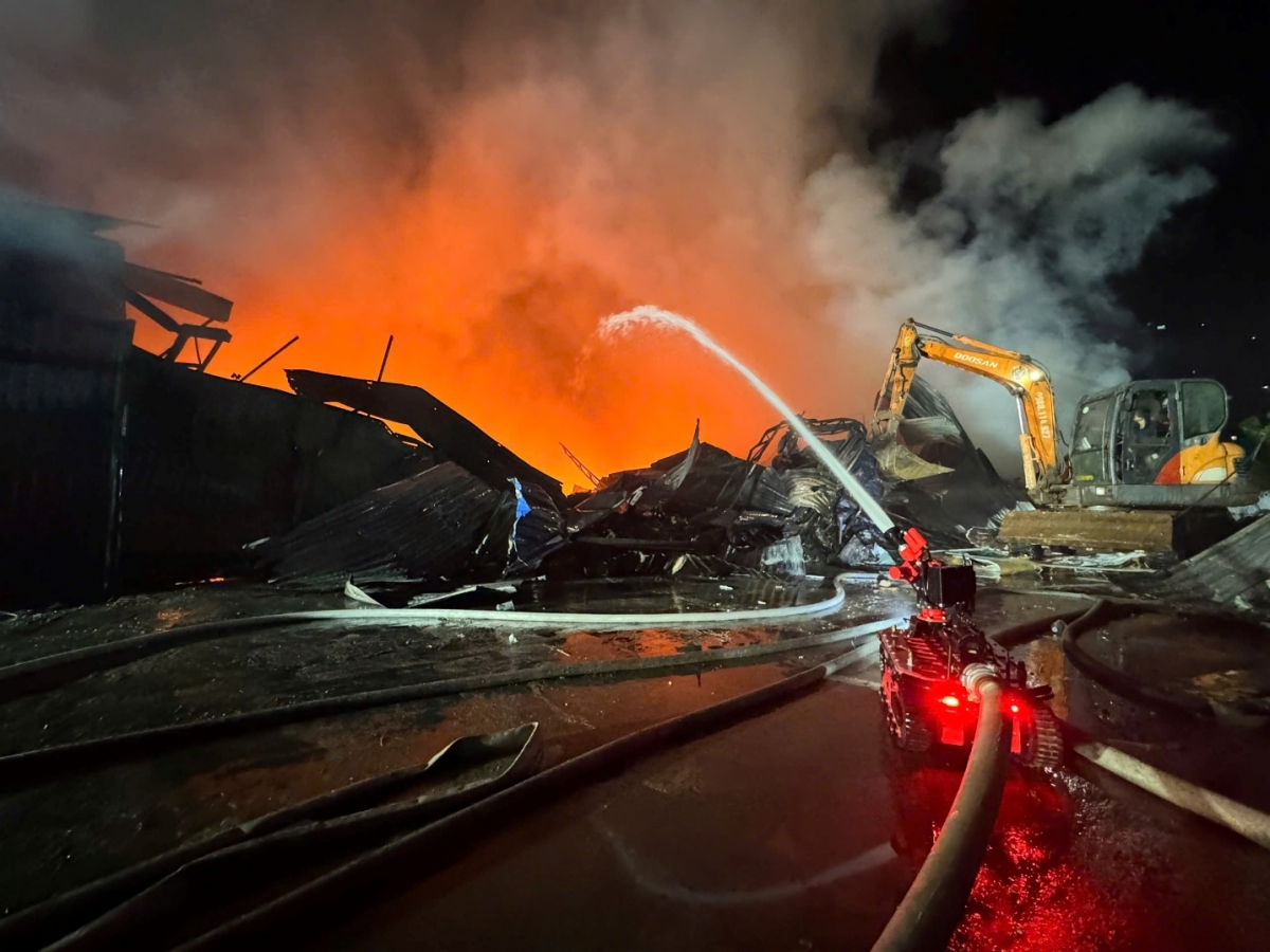 mot nguoi tu vong trong vu chay xuong go 6.000m2 gan vien k tan trieu hinh anh 3