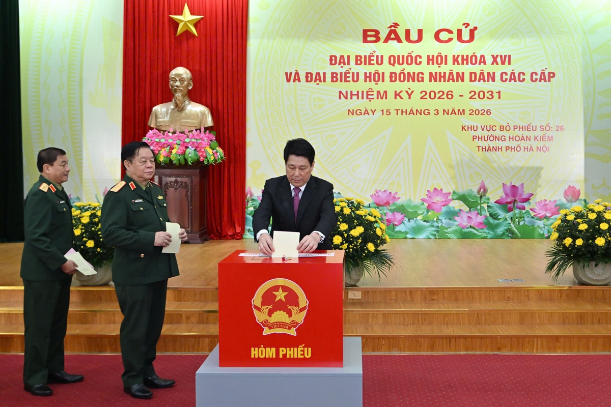 Chủ tịch nước Lương Cường bỏ phiếu bầu cử tại phường Hoàn Kiếm, Hà Nội