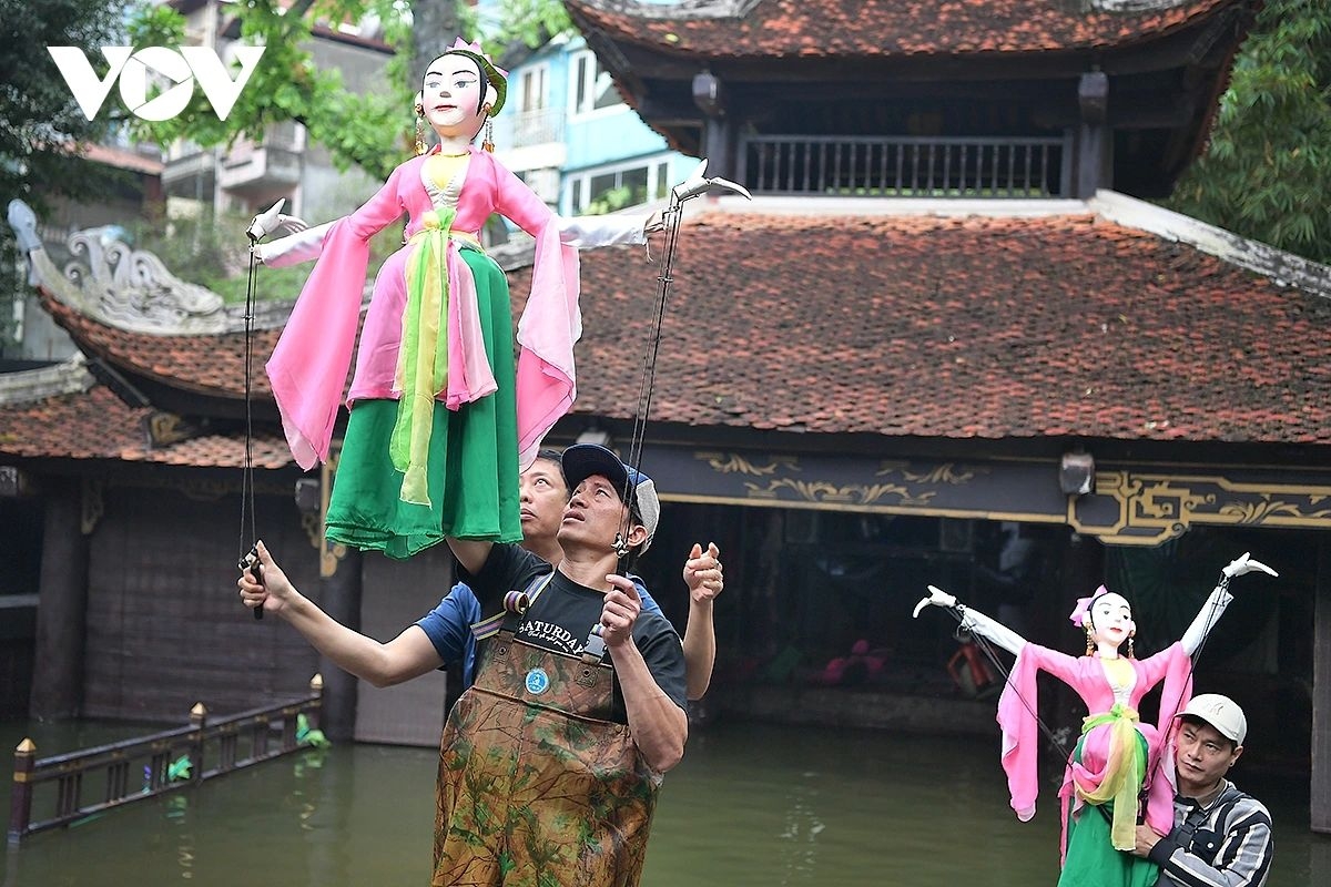 dancing on water a new experiment by puppet performers picture 15